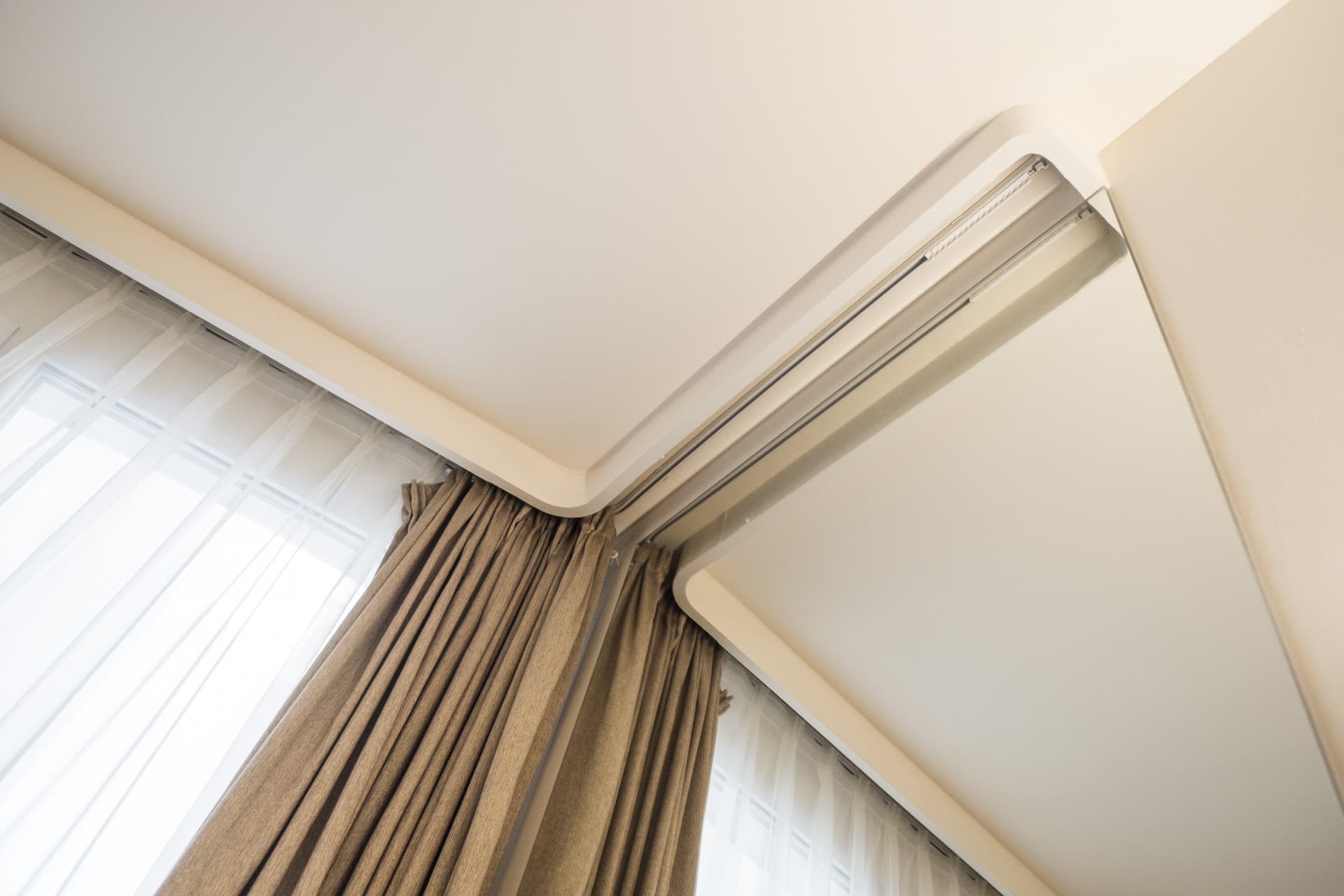 Niky v priečkach pri oknách